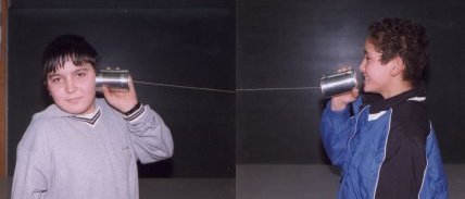 Schler mit Schnurtelefon