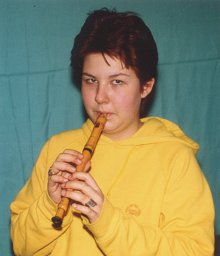 Schlerin beim Fltenspiel